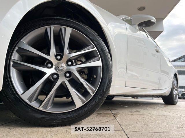 Lexus IS 2017-08 6216378-12