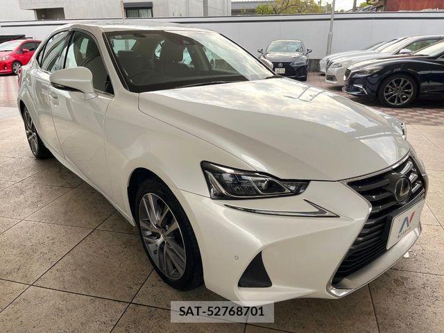Lexus IS 2017-08 6216378-15