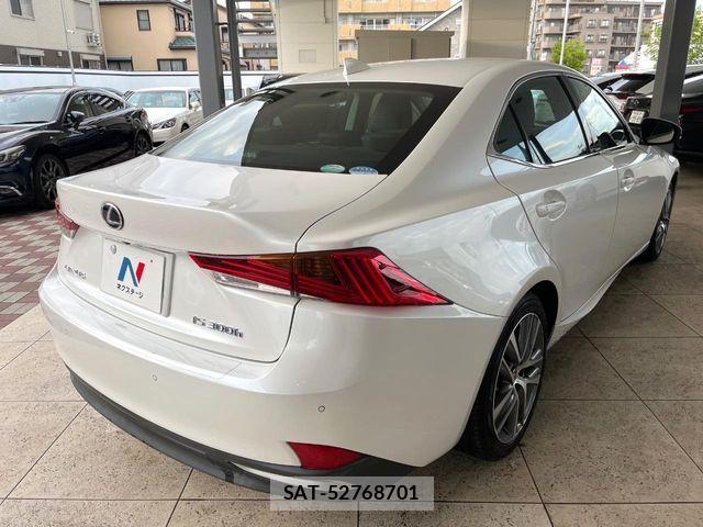 Lexus IS 2017-08 6216378-16
