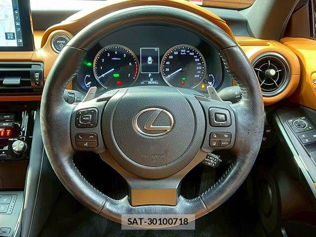 Lexus IS 2023-06 6216376-12