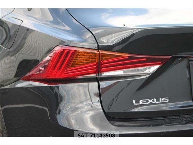 Lexus IS 2017-05 6304979-24
