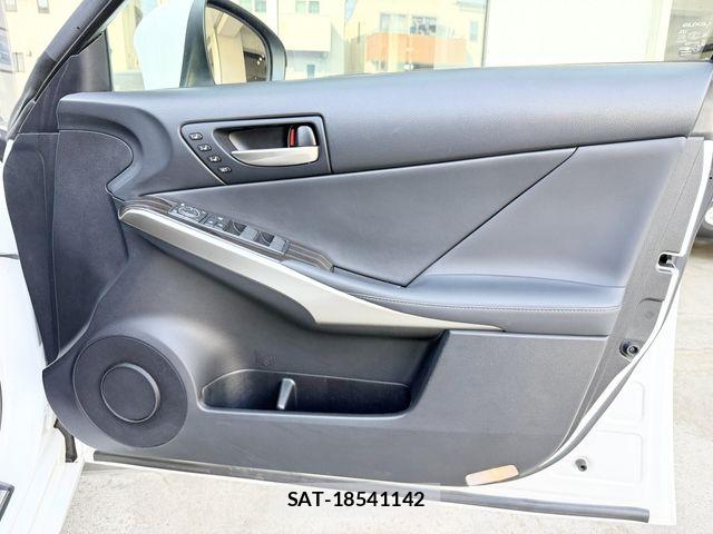 Lexus IS 2019-04 6641821-18