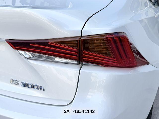 Lexus IS 2019-04 6641821-24