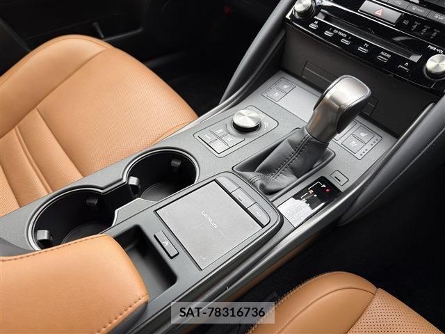 Lexus IS 2021-08 6907685-10
