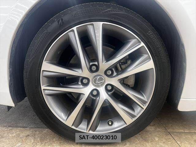 Lexus IS 2018-01 6907696-11
