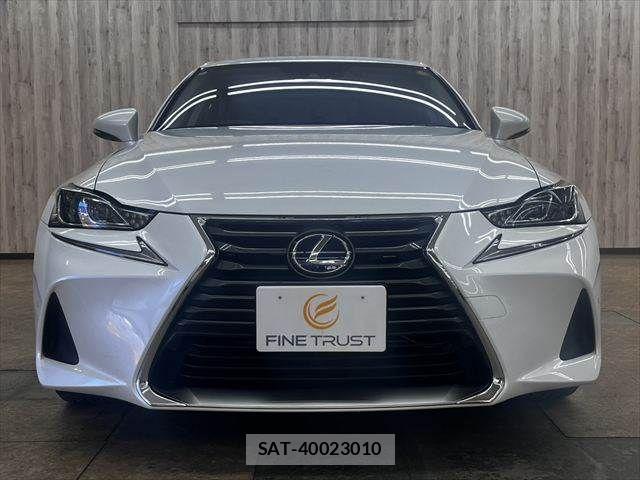 Lexus IS 2018-01 6907696-12