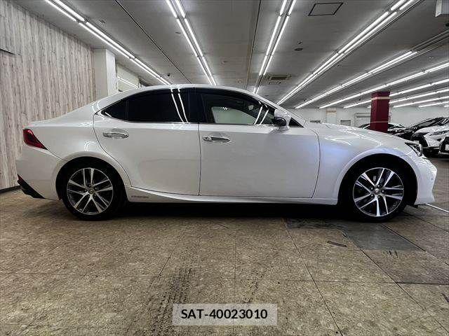 Lexus IS 2018-01 6907696-13