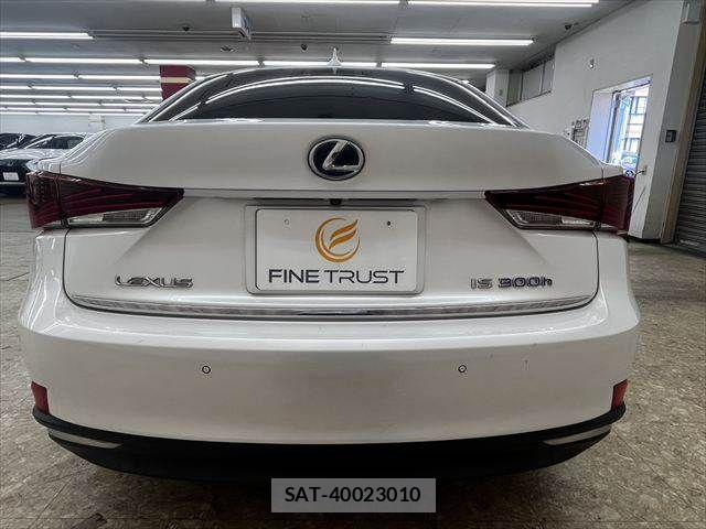 Lexus IS 2018-01 6907696-15