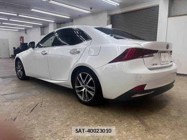 Lexus IS 2018-01 6907696-16