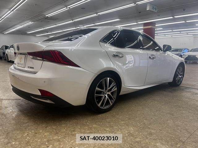 Lexus IS 2018-01 6907696-17