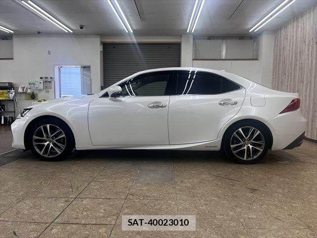 Lexus IS 2018-01 6907696-18