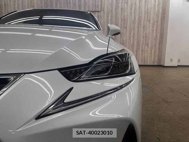 Lexus IS 2018-01 6907696-19