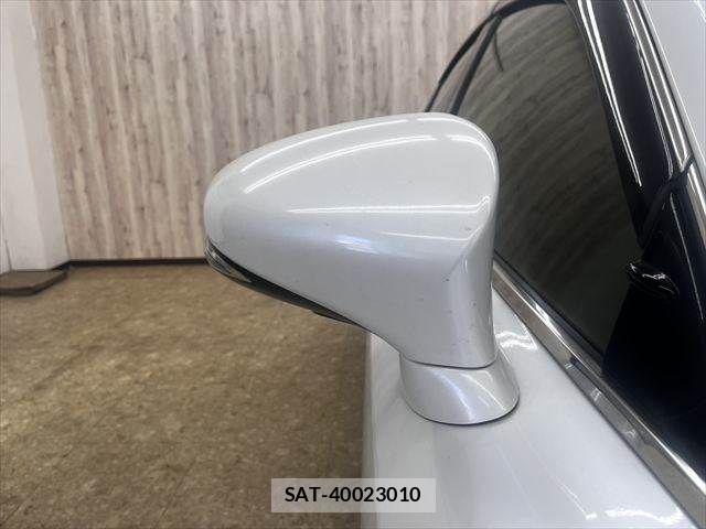 Lexus IS 2018-01 6907696-22