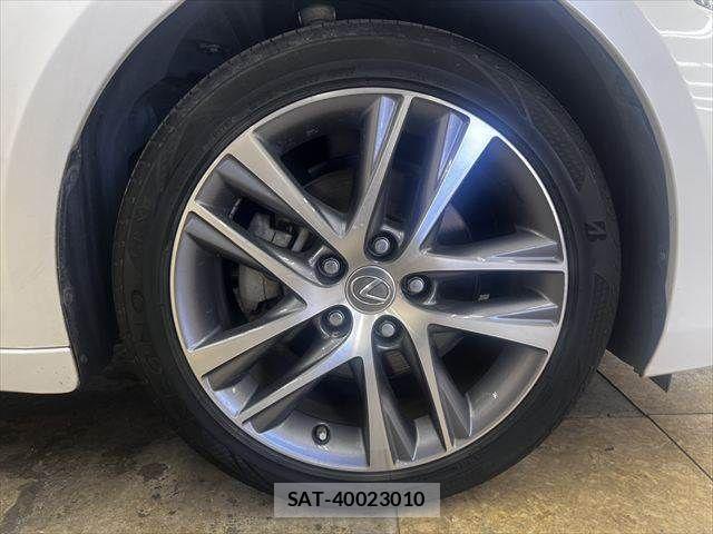 Lexus IS 2018-01 6907696-23