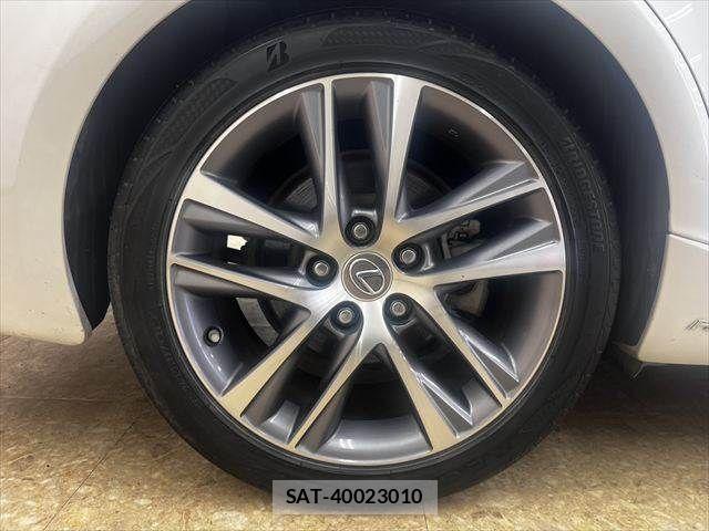 Lexus IS 2018-01 6907696-24