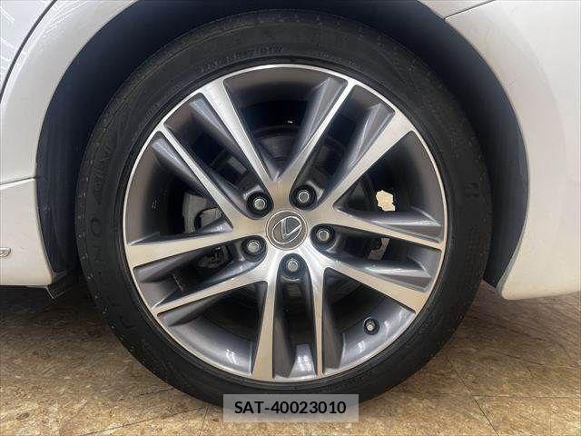 Lexus IS 2018-01 6907696-25