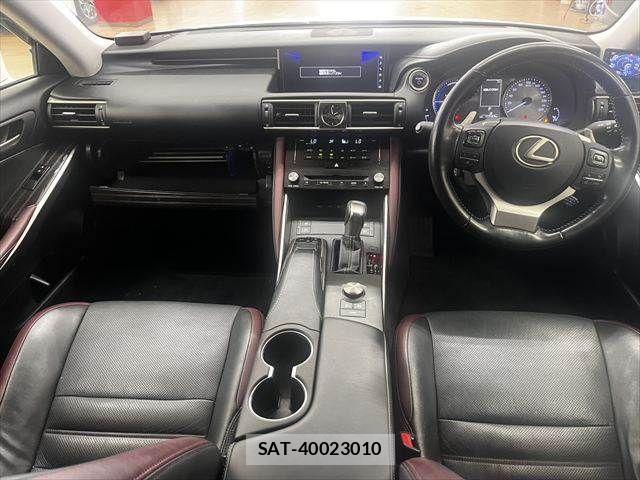 Lexus IS 2018-01 6907696-2