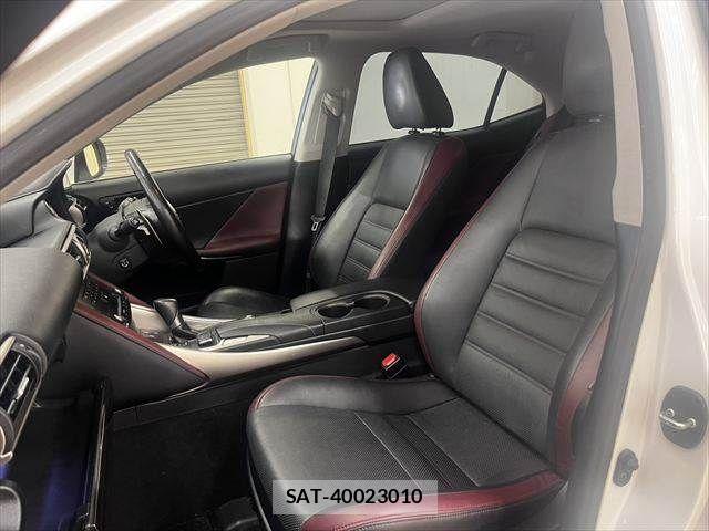 Lexus IS 2018-01 6907696-29