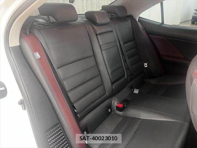 Lexus IS 2018-01 6907696-7