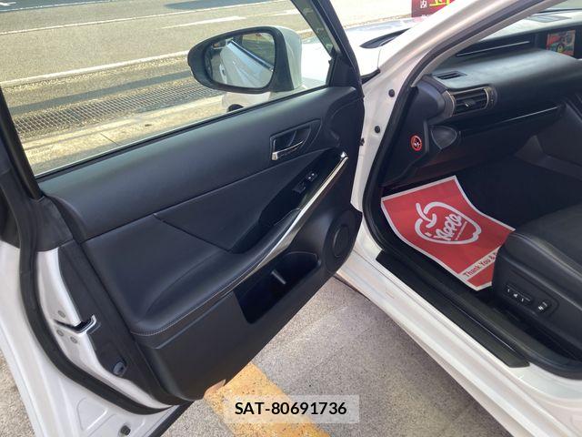 Lexus IS 2013-10 6907703-25