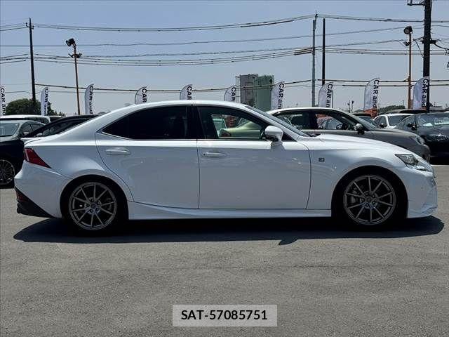 Lexus IS 2013-07 6907697-11