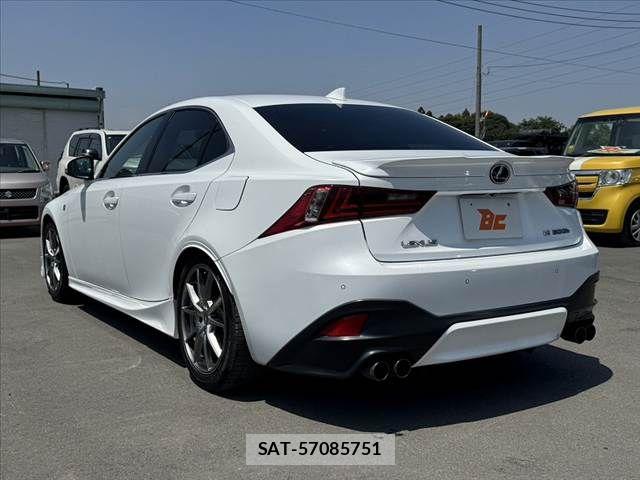 Lexus IS 2013-07 6907697-12