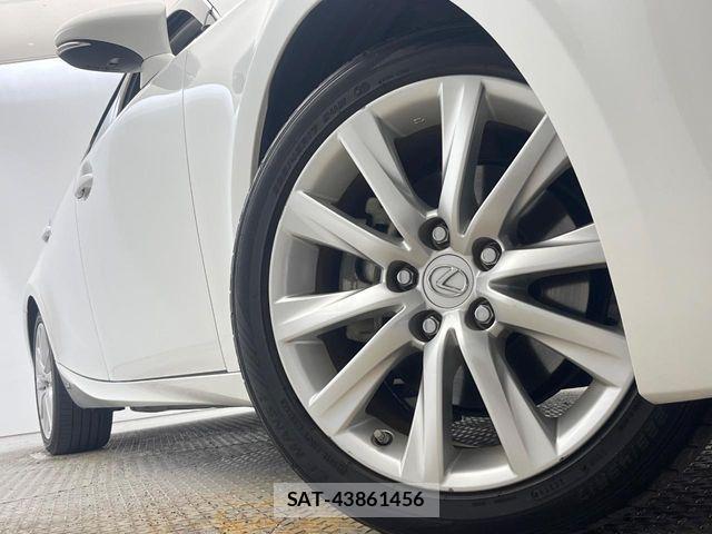 Lexus IS 2014-03 6907699-10