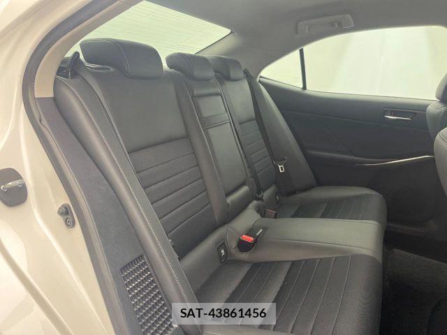 Lexus IS 2014-03 6907699-12