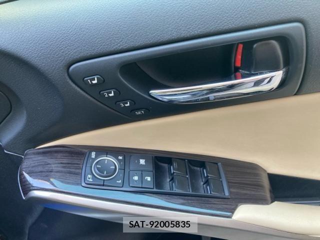 Lexus IS 2013-07 6907709-22
