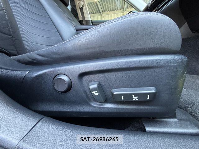 Lexus IS 2013-10 6907698-12