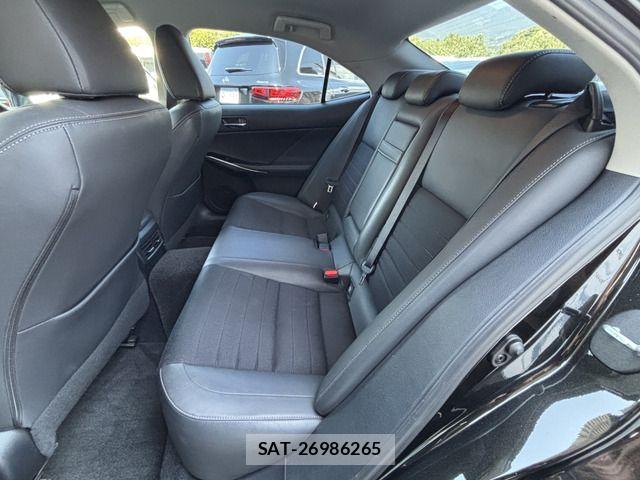 Lexus IS 2013-10 6907698-16