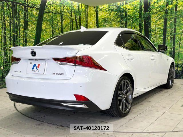 Lexus IS 2017-05 6907695-16
