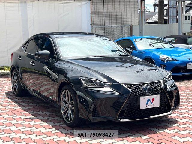 Lexus IS 2017-10 6907686-15