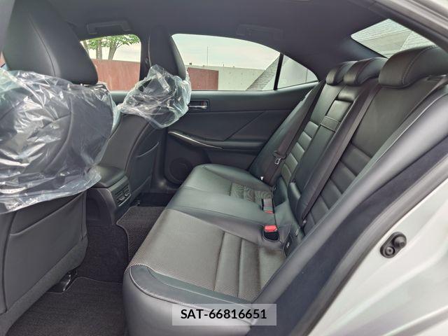 Lexus IS 2014-02 7220924-21