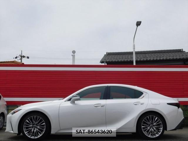 Lexus IS 2023-08 7328015-4