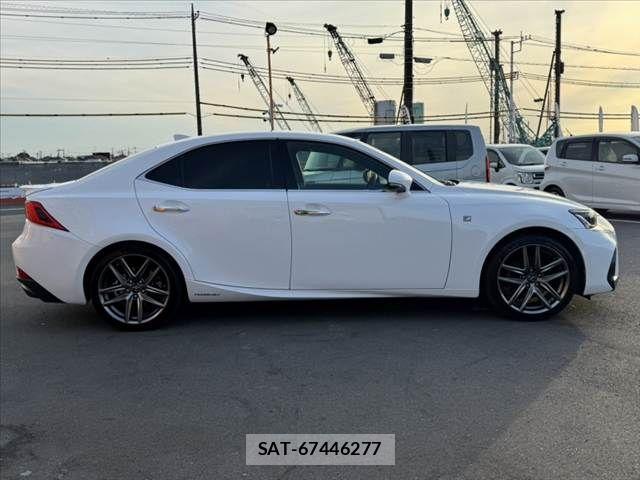 Lexus IS 2016-12 7358481-11
