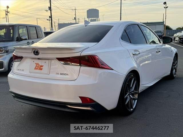 Lexus IS 2016-12 7358481-14