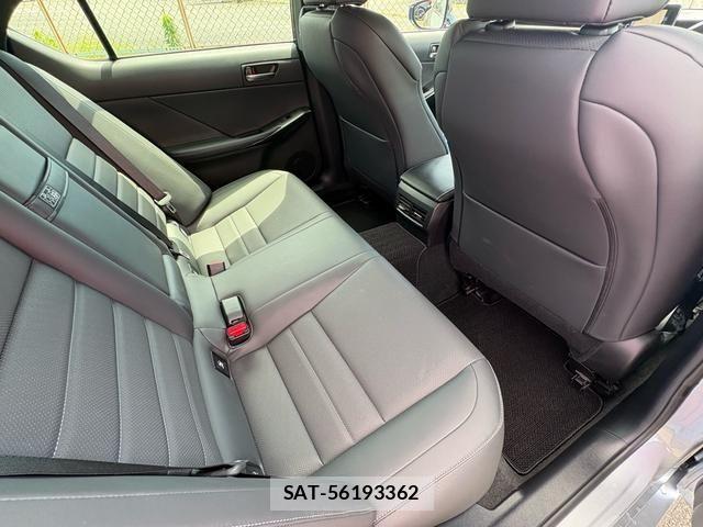 Lexus IS 2022-10 7455386-8