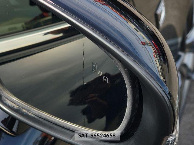 Lexus IS 2015-02 7562350-25