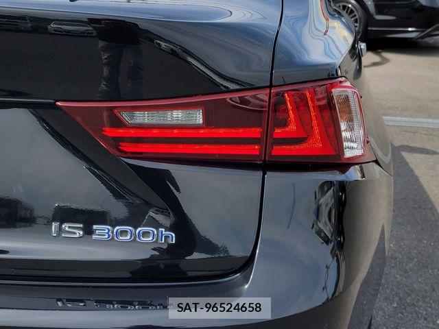Lexus IS 2015-02 7562350-27