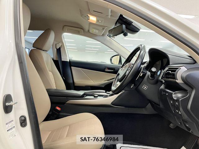 Lexus IS 2018-08 7617642-18