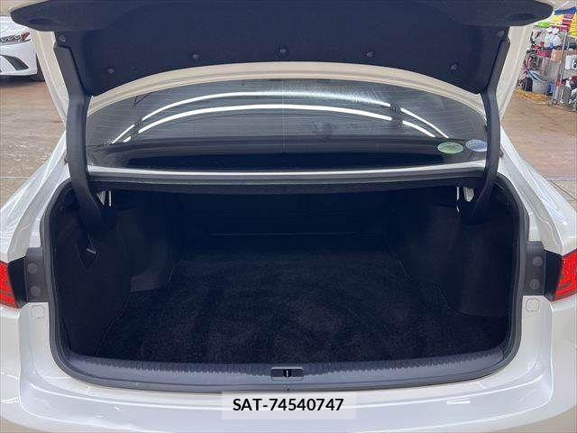 Lexus IS 2013-11 7617648-9