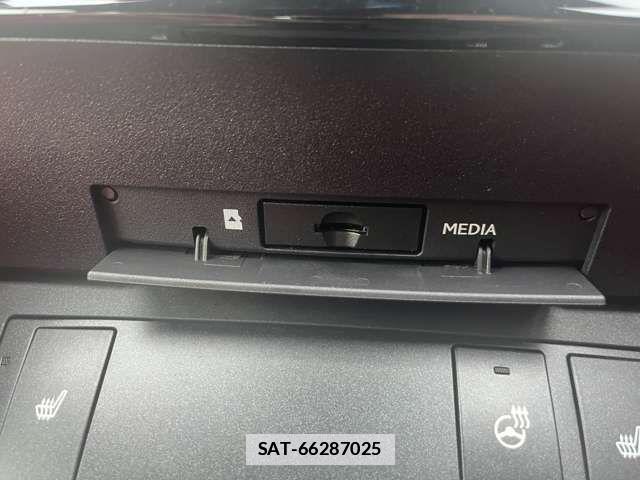 Lexus IS 2021-10 7786480-9