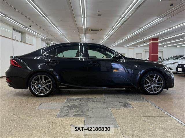 Lexus IS 2017-02 7877338-14