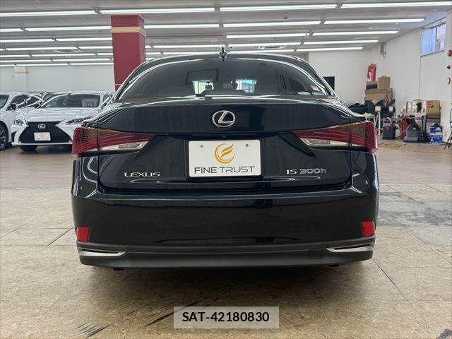 Lexus IS 2017-02 7877338-16