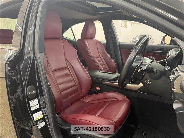 Lexus IS 2017-02 7877338-6