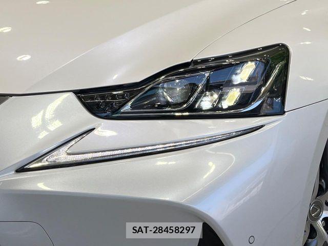Lexus IS 2016-12 7962385-11