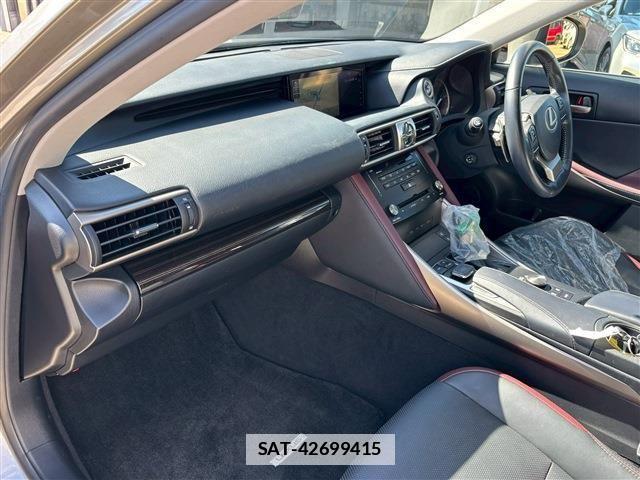 Lexus IS 2017-08 7979759-3