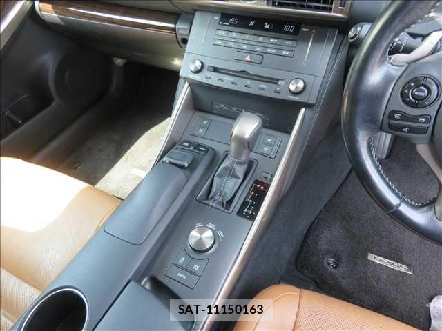 Lexus IS 2015-07 8036418-11