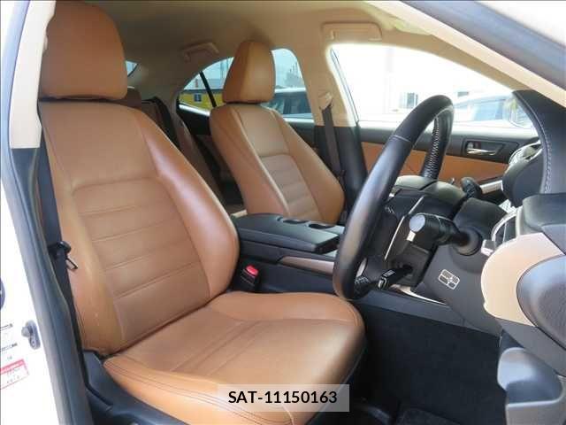 Lexus IS 2015-07 8036418-16